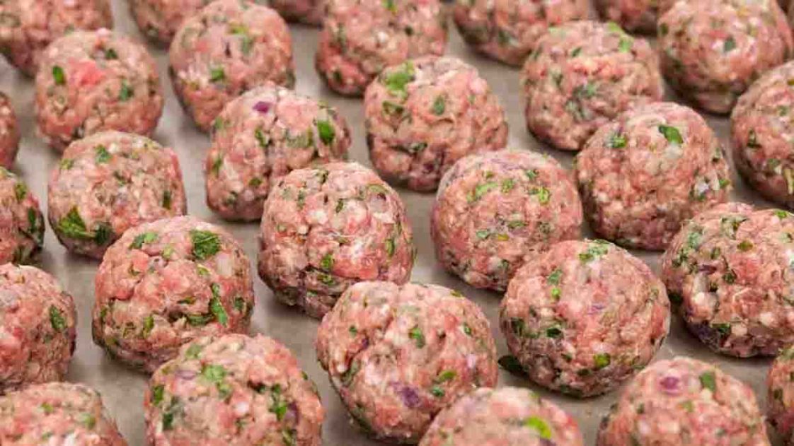 Mise Au Point Sélective Sur Les Boulettes De Viande Grillées Brodées De Bambou Et Vendues Lors De Festivals Culinaires Mise Au Point Sélective Sur Les Boulettes De Viande Grillées Brodées De Bambou Et Vendues Lors De Festivals Culinaires