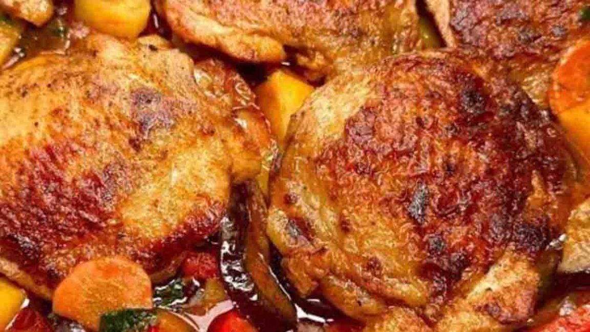 Cuisses de poulet aux légumes: un plat sain, goûteux et tellement délicieux