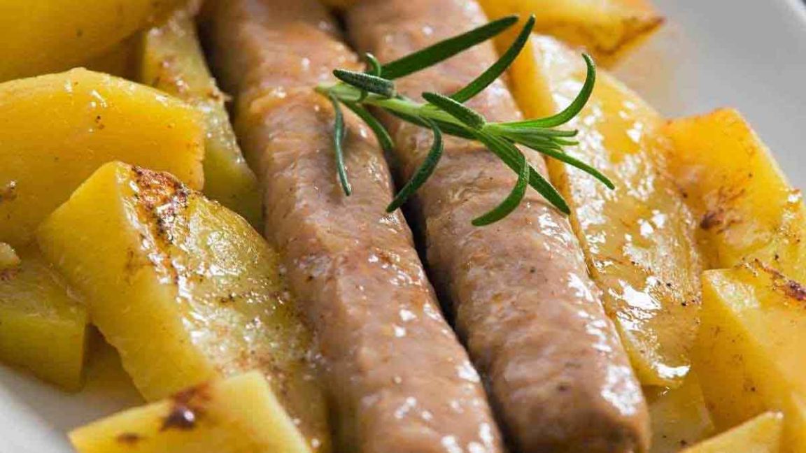 Pommes de terre à la saucisse dans la friteuse à air délicieuses et alléchantes