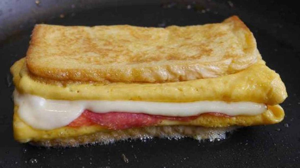 Sandwich à l&amp;#39;omelette au cheddar et au jambon: ce plat protéiné est ...