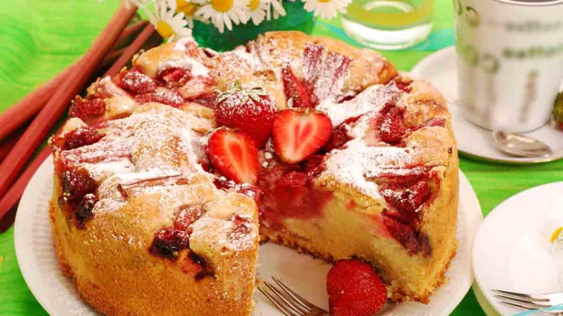 Gâteau crémeux au mascarpone aux fraises et aux amandes: un dessert
