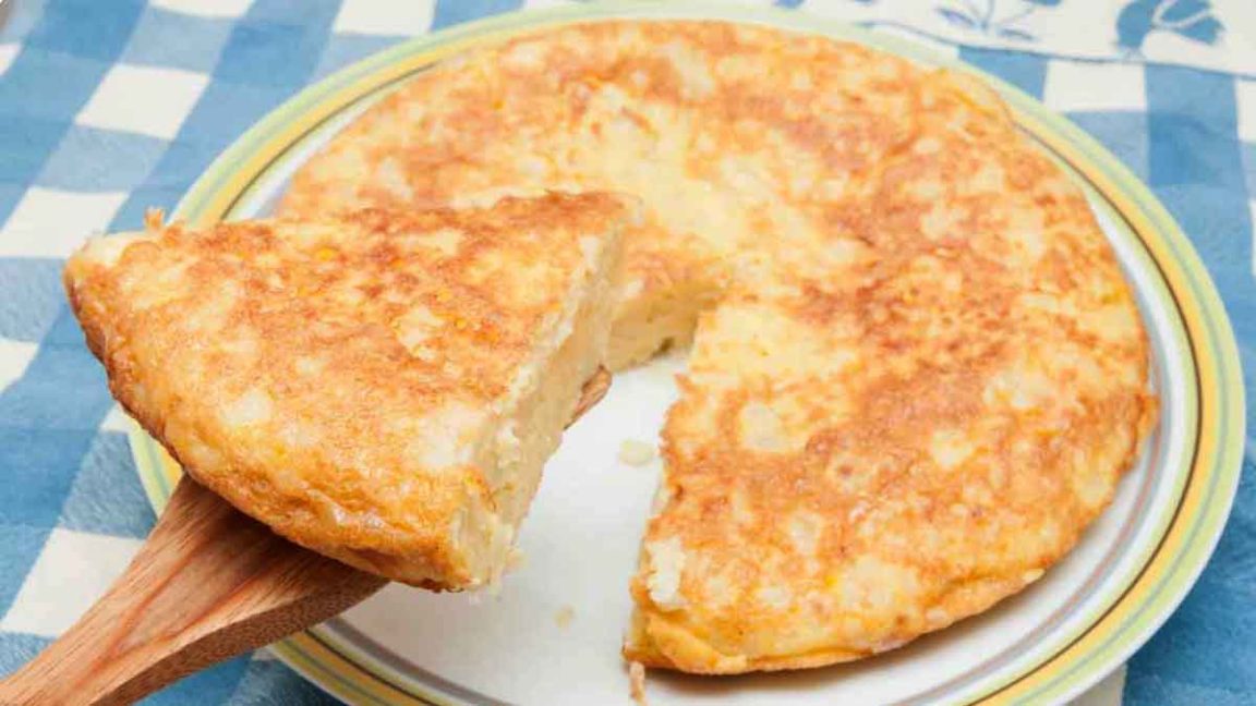 Voici comment préparer une omelette pour 6 personnes avec seulement 2 œufs. Cette recette est