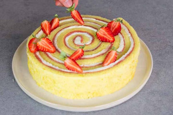 Gâteau roulé aux fraises et à la crème de chocolat blanc au mascarpone