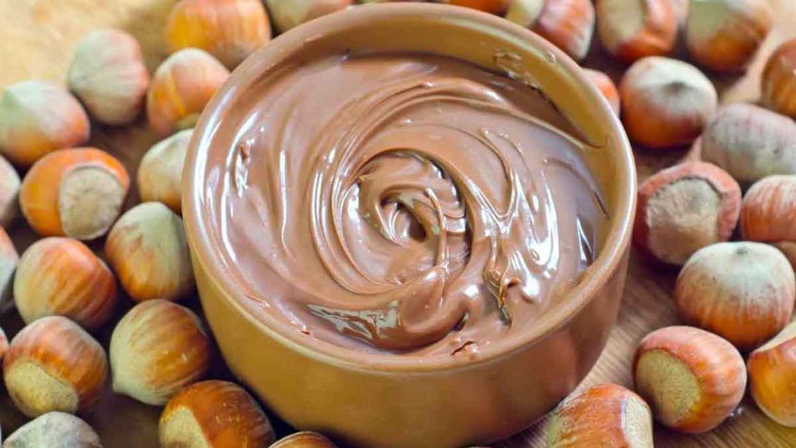 Cette pâte à tartiner originale aux noisettes et au chocolat blanc est
