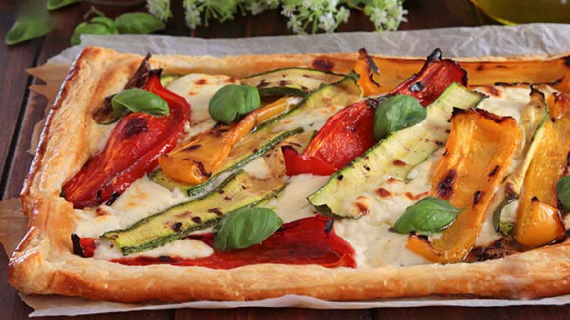 Préparez cette tarte salée spéciale et gourmande avec une pâte feuilletée, du fromage frais et