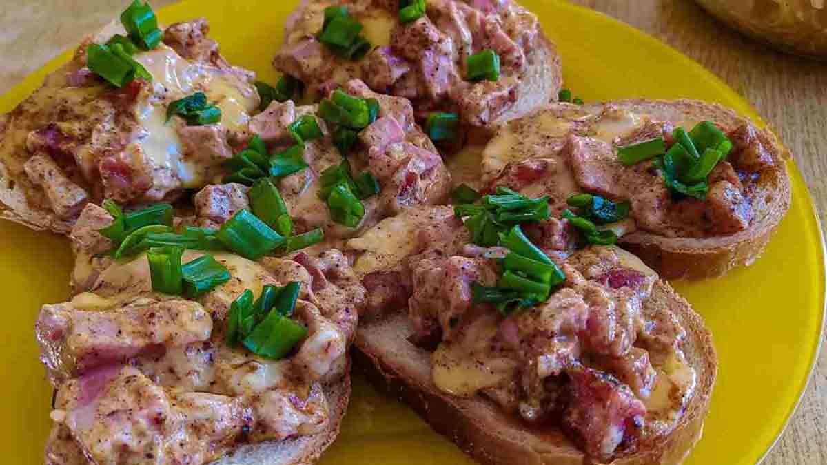 bruschettas aux saucisses et au fromage à la friteuse à air