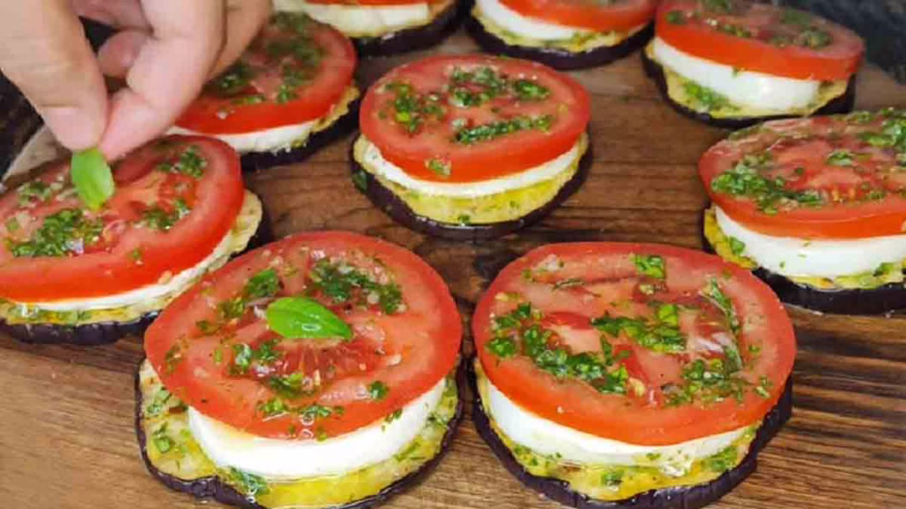 rondelles d'aubergine grillées à la mozzarella et aux tomates