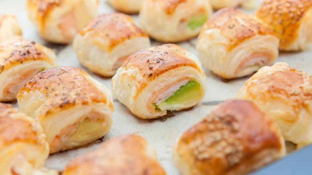 rouleaux de pâte feuilletée rustiques bien garnis et croustillants