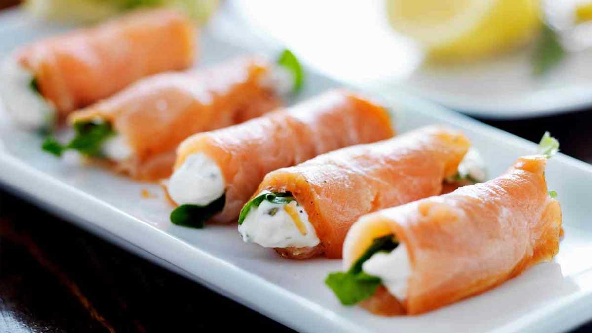 rouleaux de saumon au fromage frais et à la roquette
