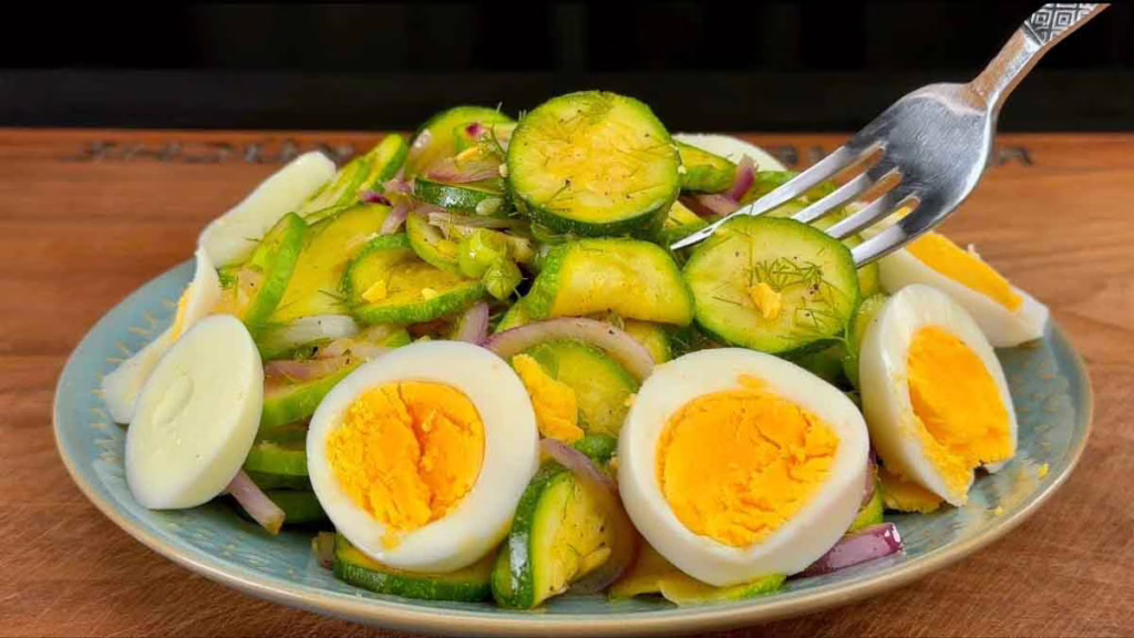 salade healthy aux légumes frais et aux oeufs
