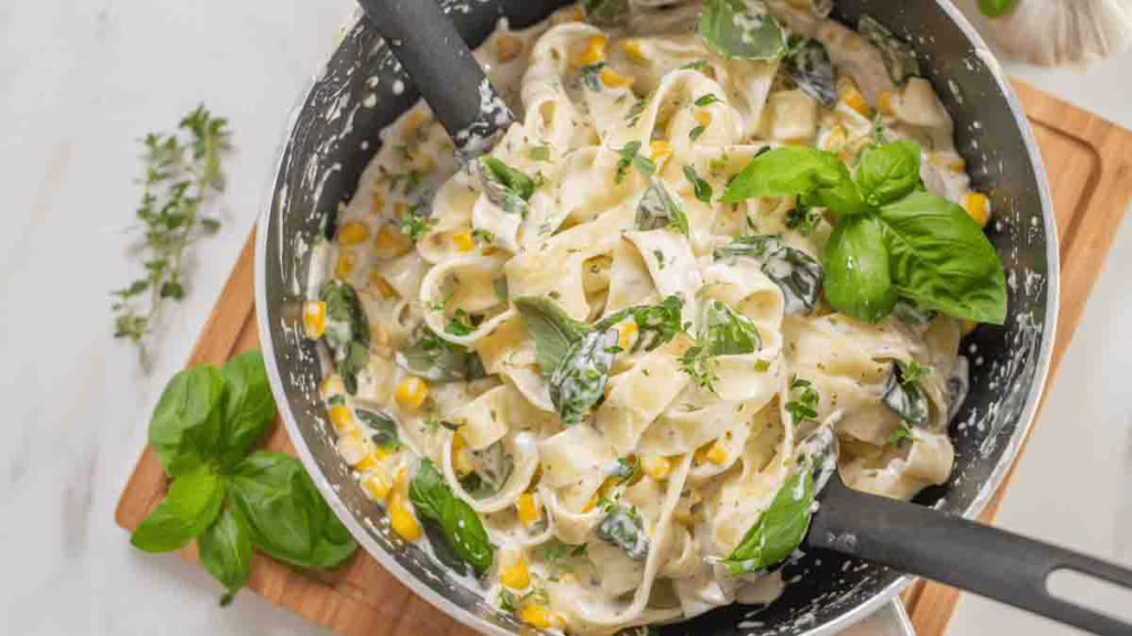 tagliatelles crémeuses aux courgettes et au basilic