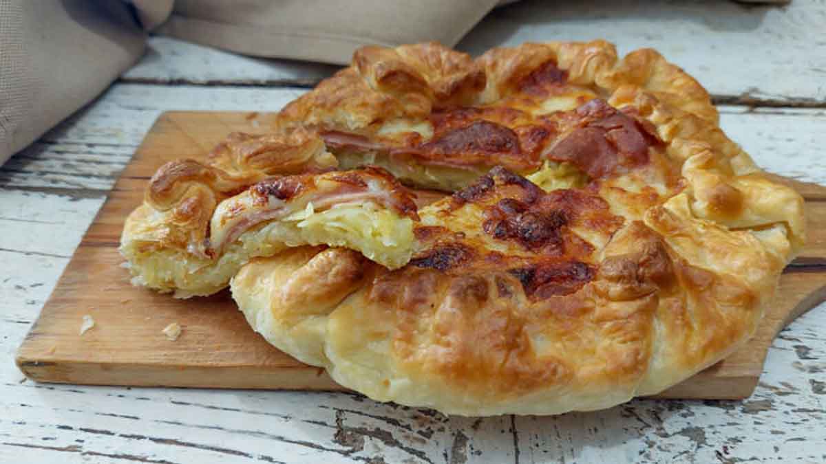 tarte feuilletée aux pommes de terre et à la mortadelle