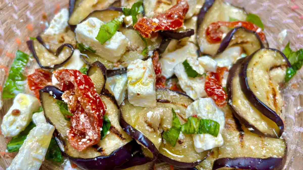 aubergines grillées à la feta et aux tomates à l'huile