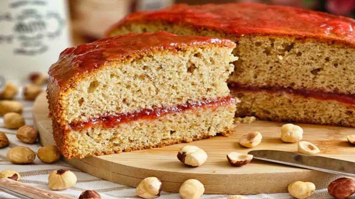 gâteau aux noisettes fourré à la confiture