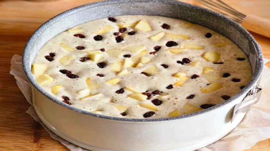gâteau aux pommes et aux raisins secs