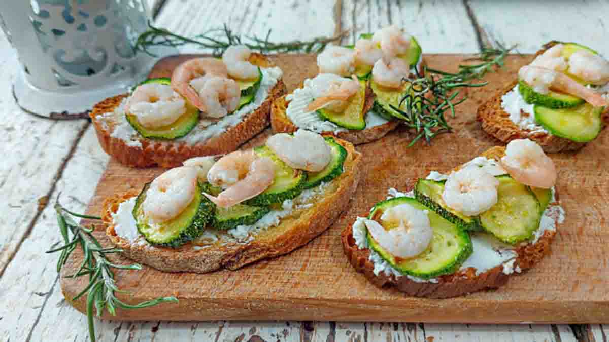 biscottes garnies de courgettes et de crevettes
