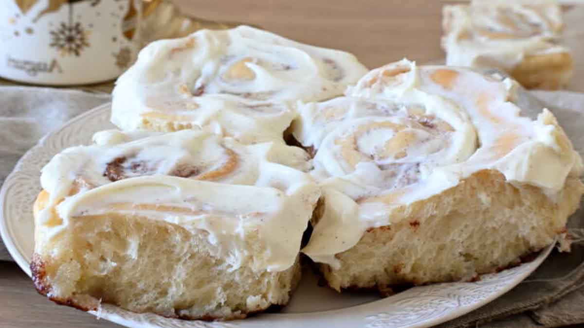 brioches à la cannelle avec nappage au fromage