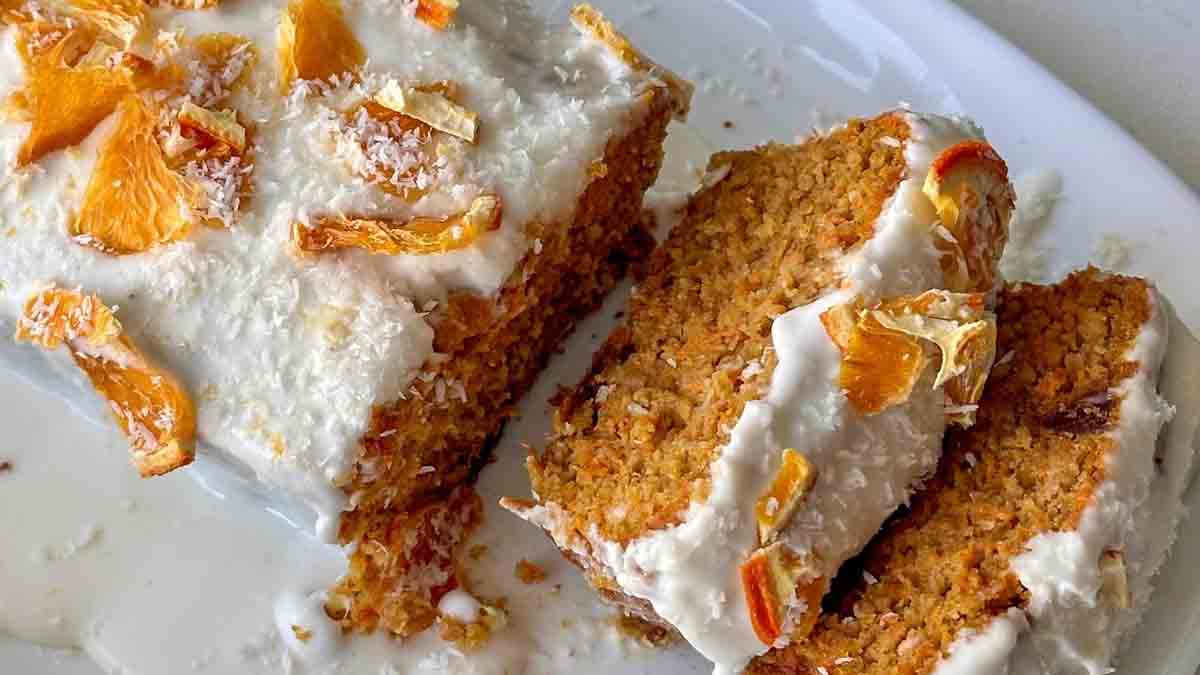 cake aux carottes avec des amandes et de la purée de pommes