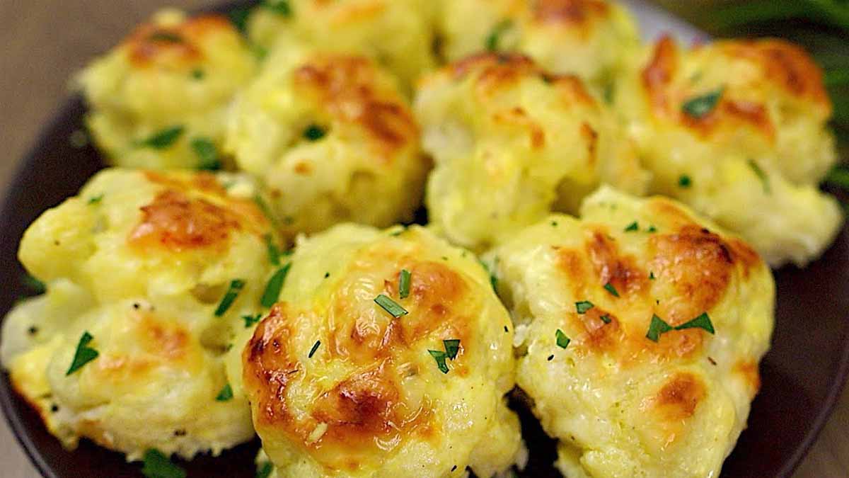 chou-fleur cuit au four avec sa sauce fromagère