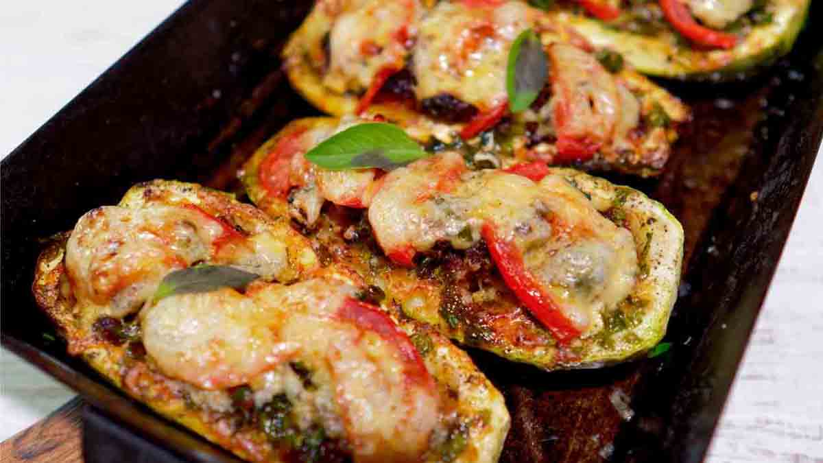 courgettes farcies à la viande de porc hachée et à la sauce tomate