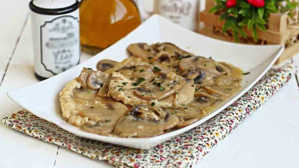 escalopes de poulet mijotées aux champignons
