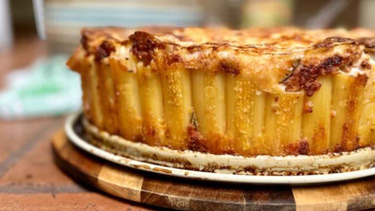 gratin de pâtes aux saucisses et à la sauce blanche