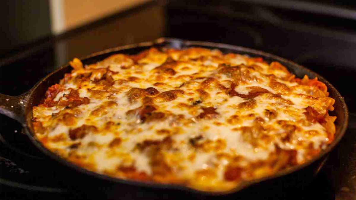 pâtes crémeuses à la sauce tomate au fromage et au basilic