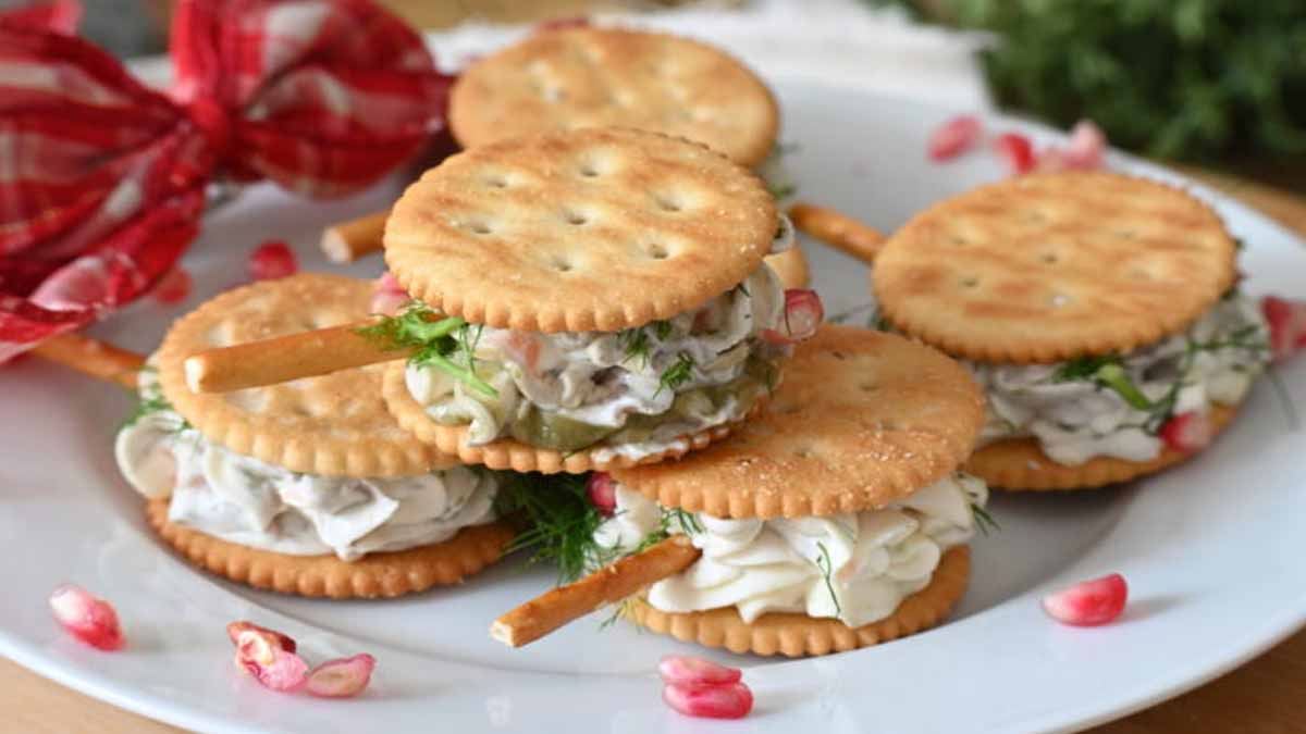 petits biscuits salés farcis au fromage frais et au saumon