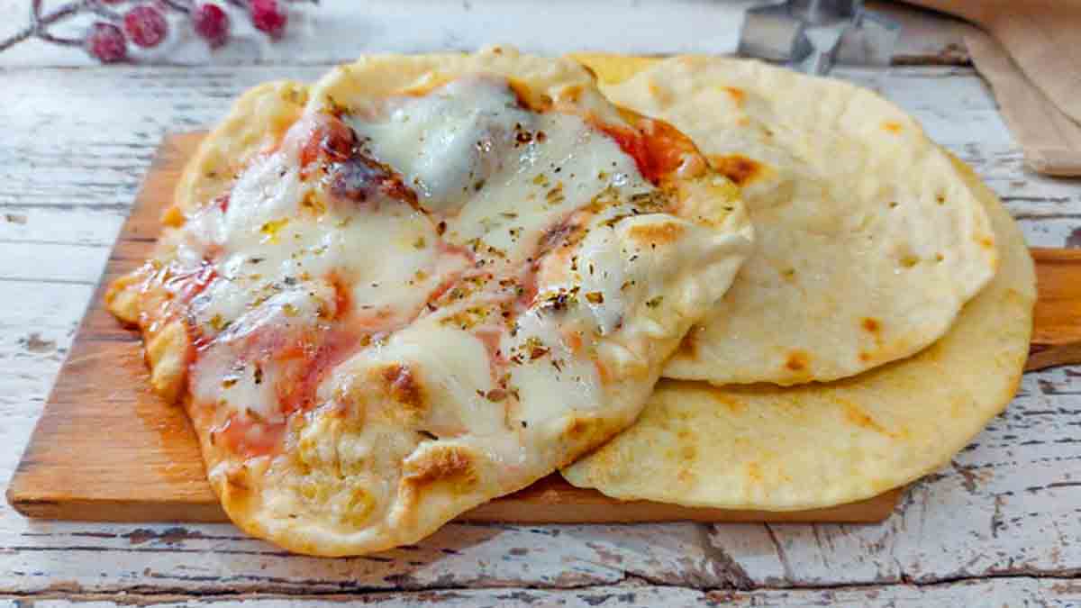 pizza facile au pain avec tomates et mozzarella