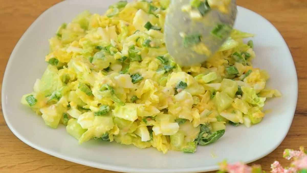 salade de chou chinois au concombre et aux oeufs durs