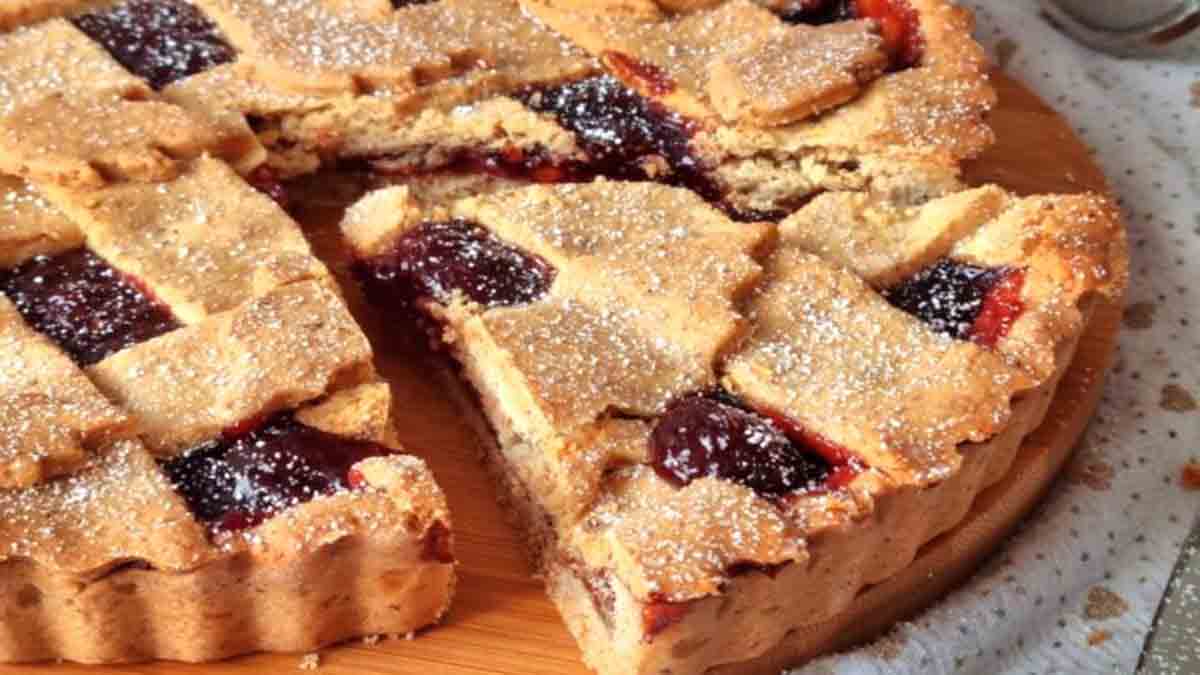 tarte à la pâte brisée aux amandes fourrée de confiture