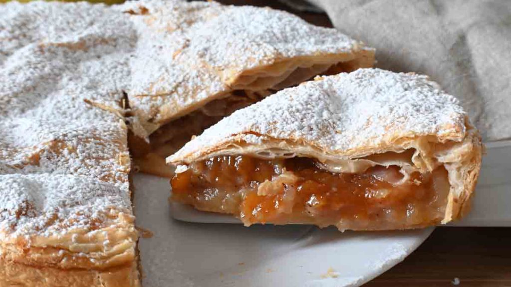 tarte à la purée de pommes aux biscuits et à la confiture