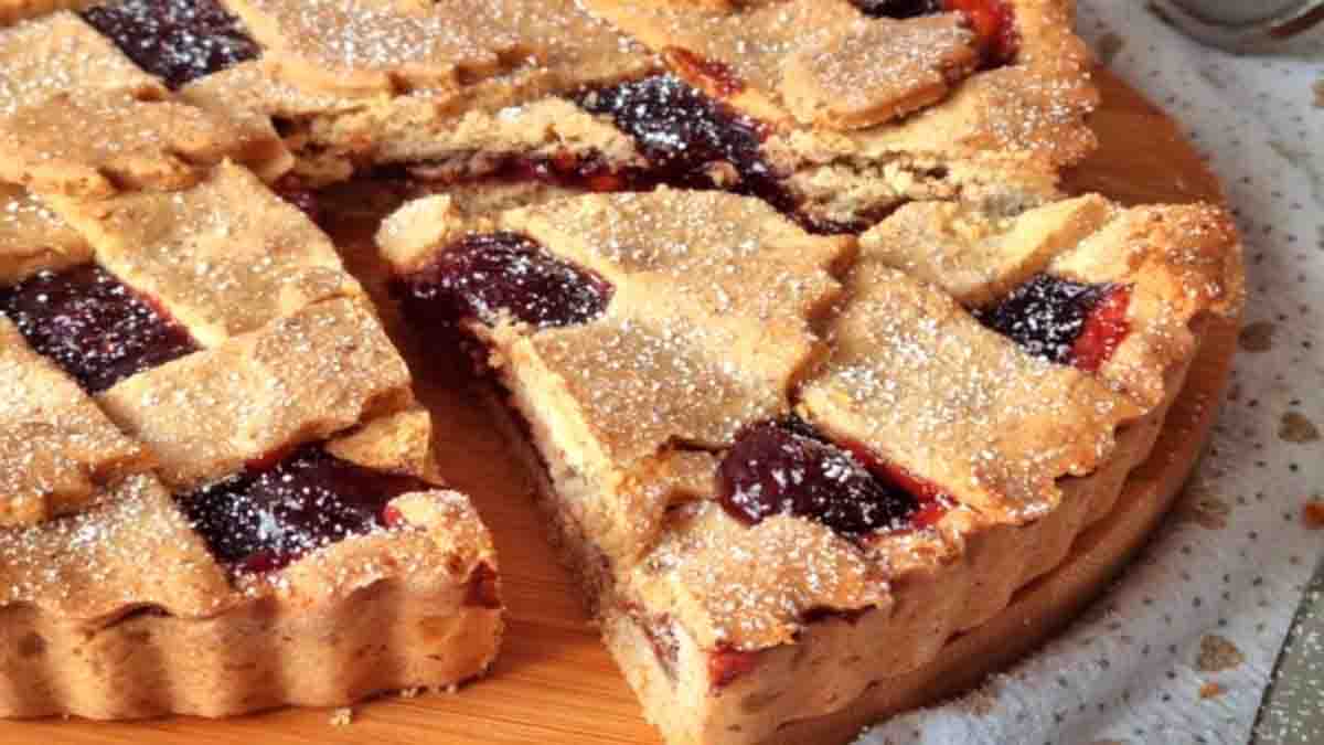 tarte de grand-mère aux amandes fourrée de confiture