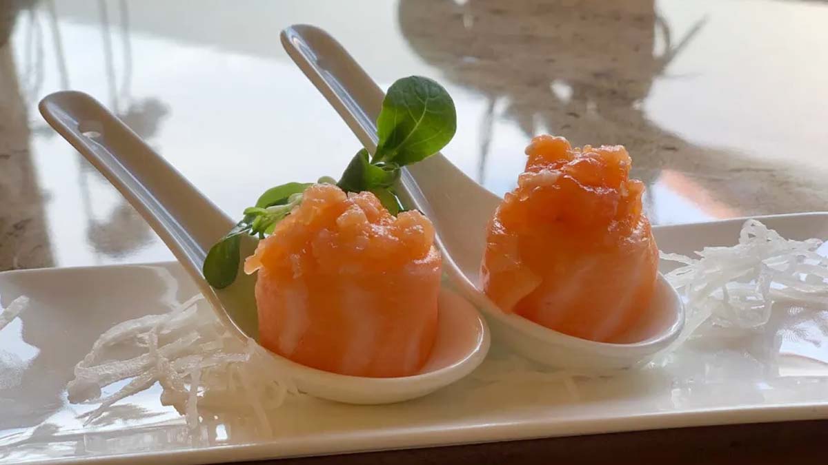 bouchées de saumon au poivre et gingembre avec de la mayonnaise au whisky