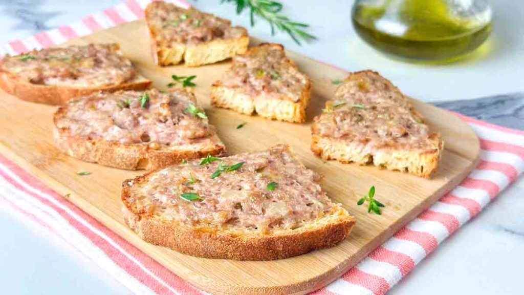 croûtons aux saucisses et au fromage stracchino