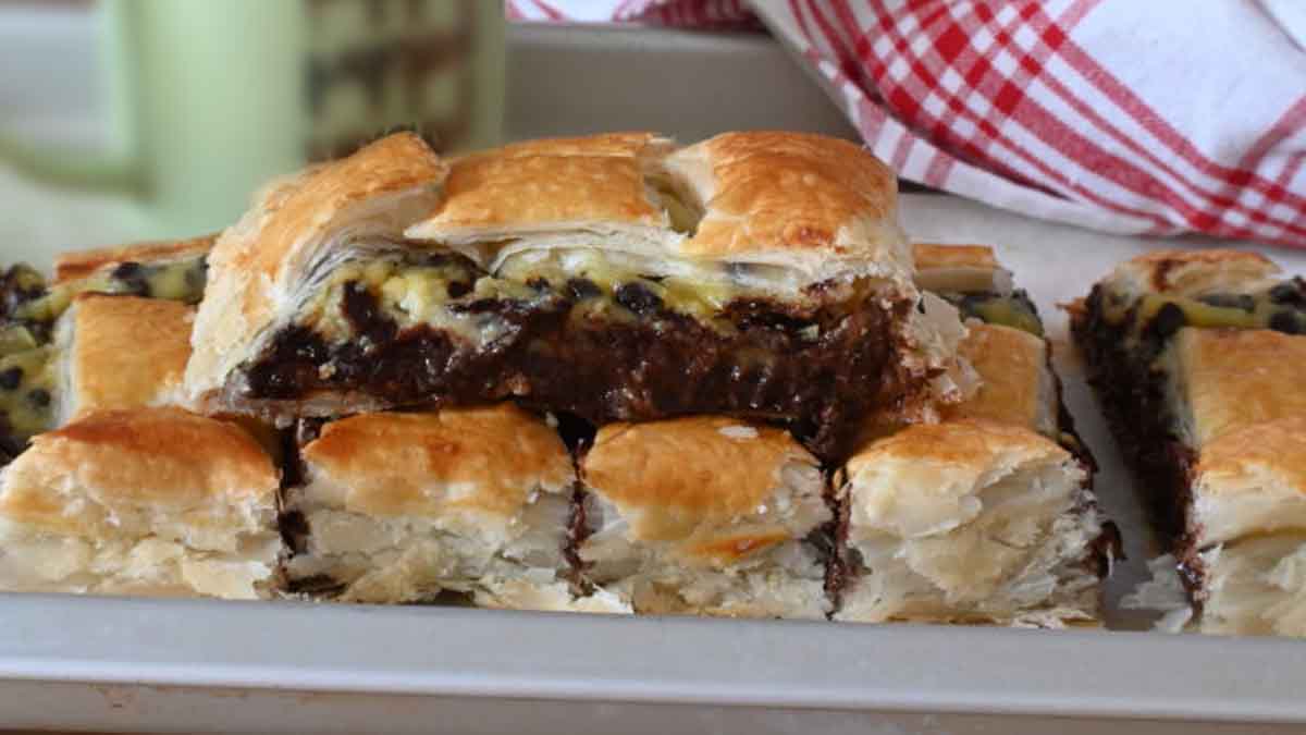 feuilleté sucré fourré à la crème et aux pépites de chocolat