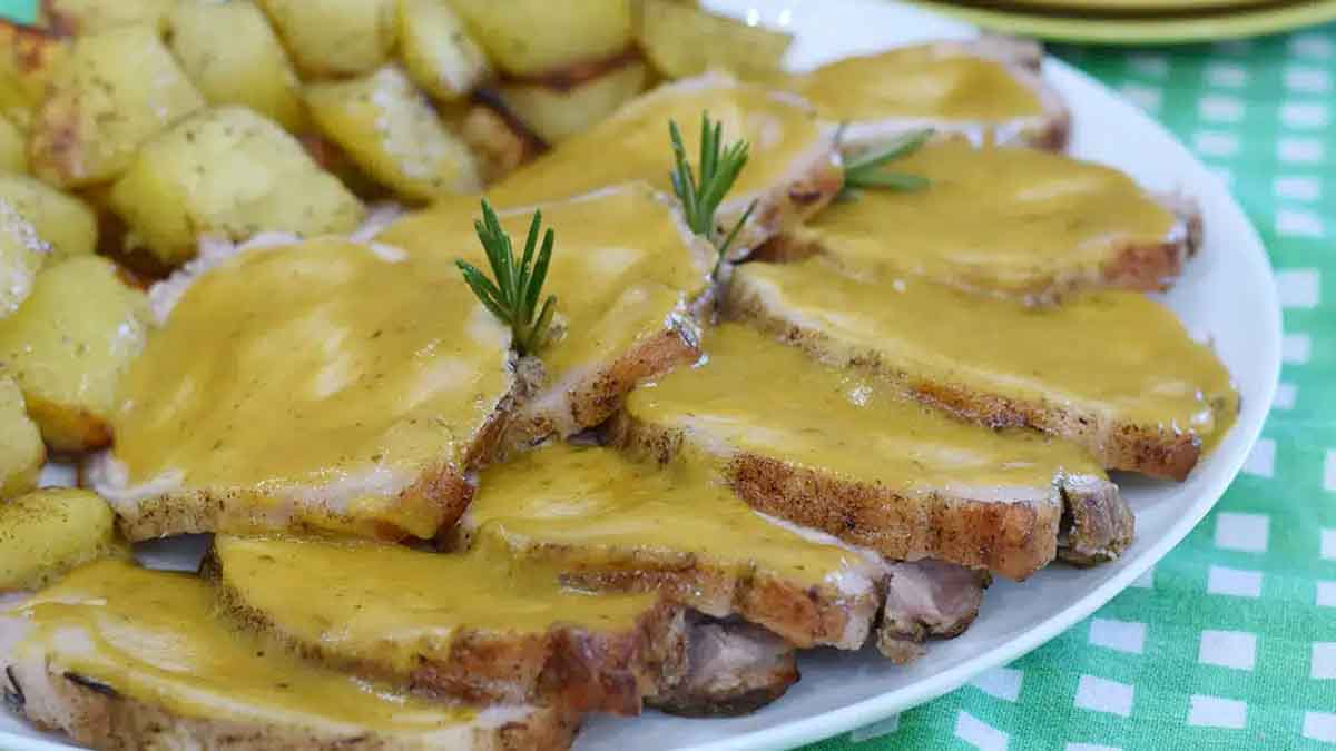longe de porc cuit dans un bouillon de légumes