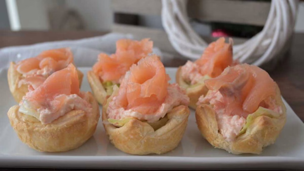 paniers de pâte feuilletée au saumon et au fromage frais