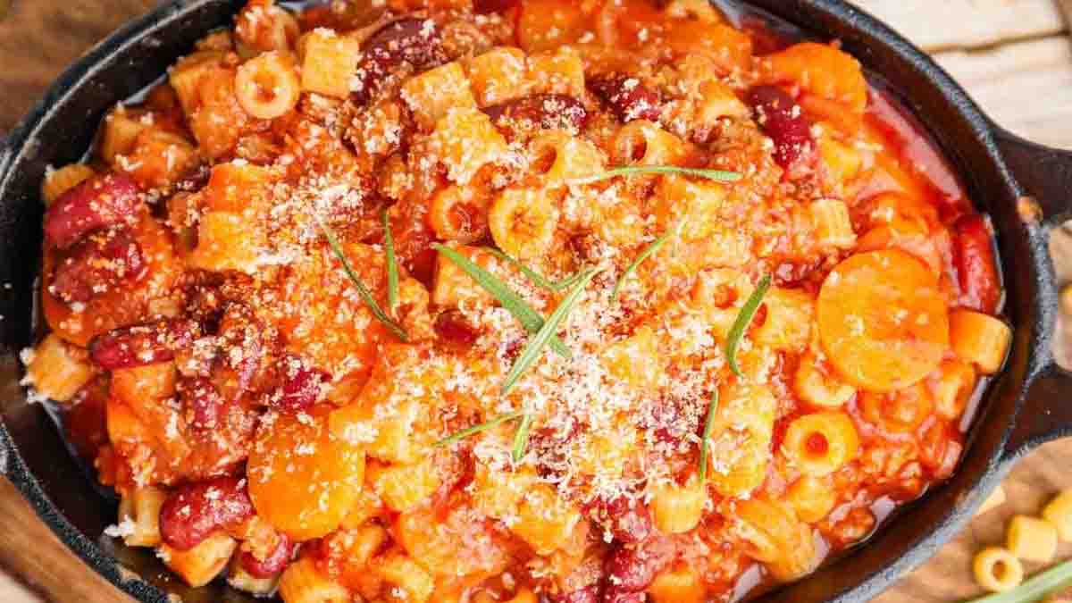 pâtes et haricots avec beaucoup de bacon