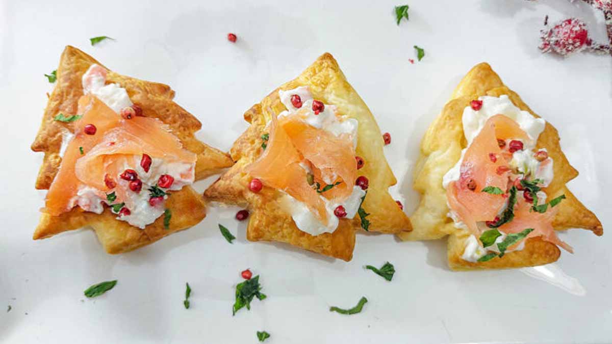petits sapins feuilletés au saumon et à la salade russe
