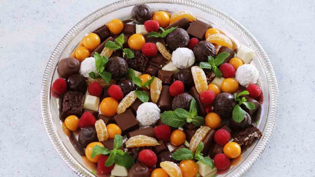 plateau de fruits et de chocolat délicieux et pas cher