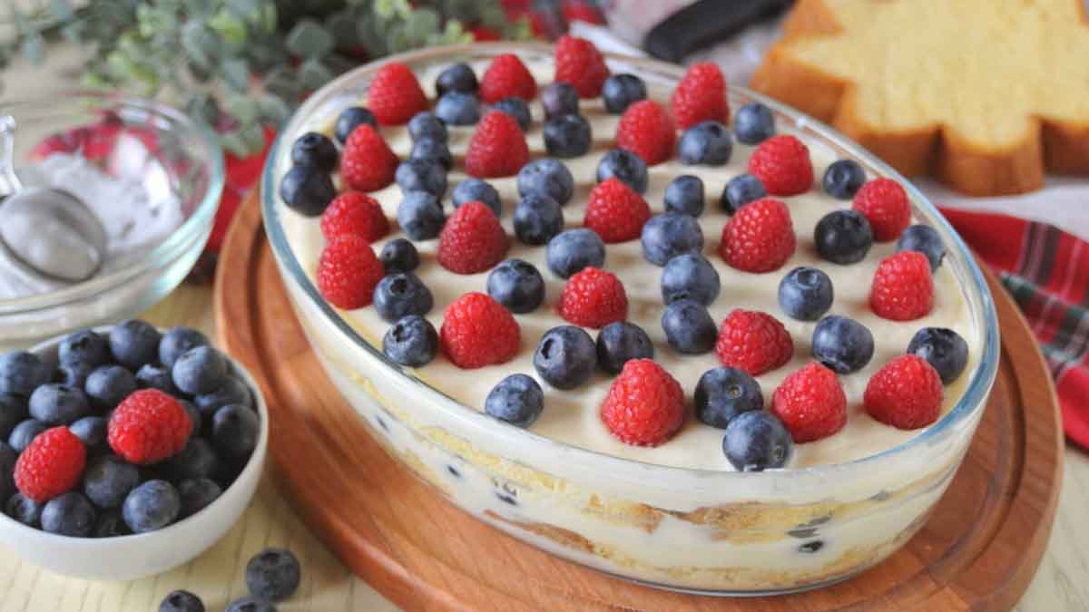 dessert à la cuillère au pandoro et aux baies