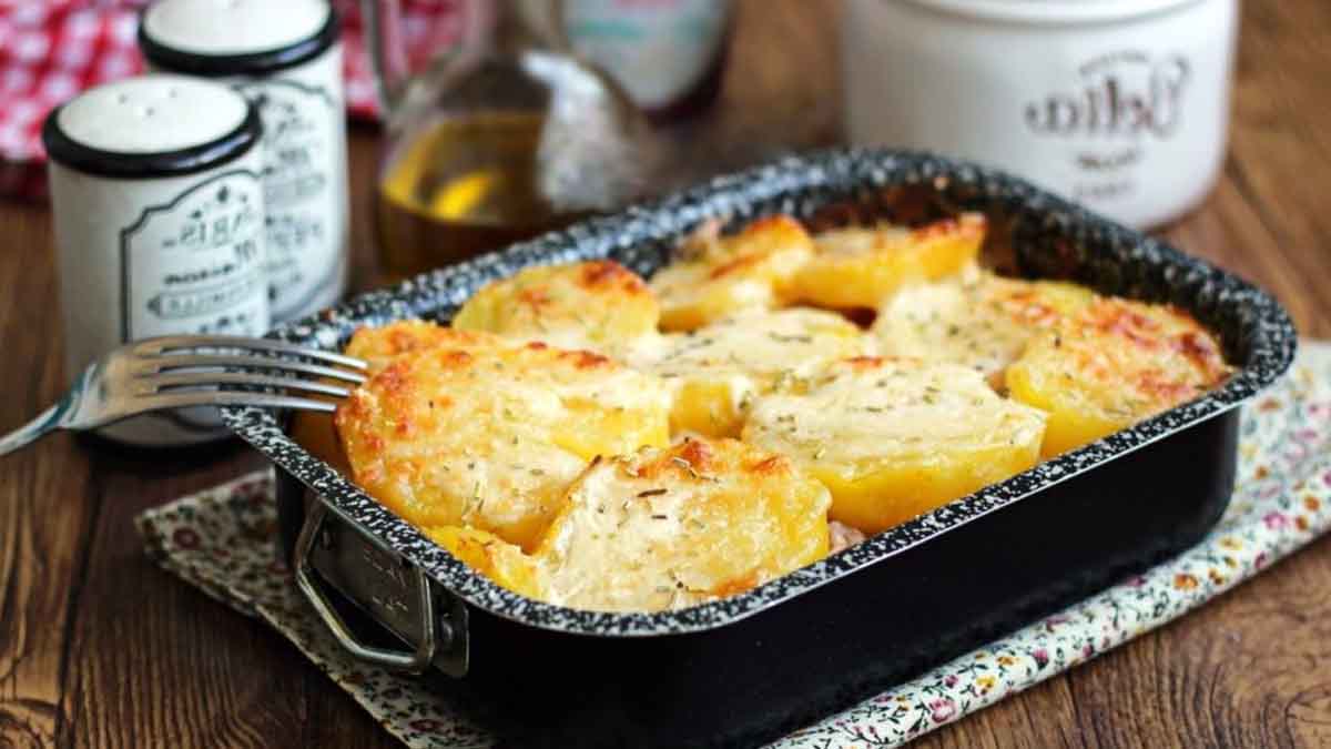 gratin de pommes de terre au four à la sauce béchamel et au jambon