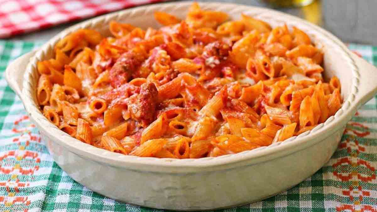 pâtes cuites au four aux saucisses et au fromage scamorza