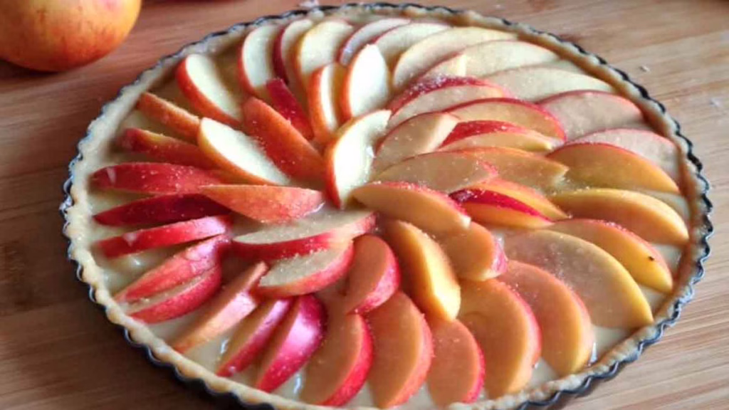 tarte à la crème sucrée et aux pommes