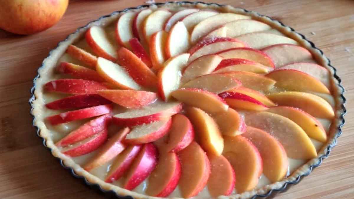 tarte à la crème sucrée et aux pommes