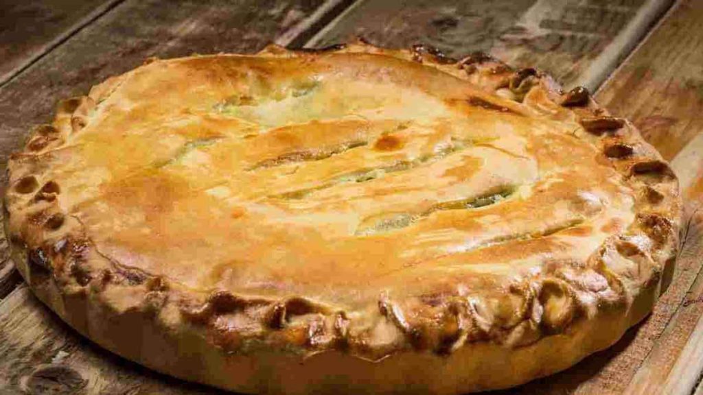 tarte salée aux herbes et à la charcuterie