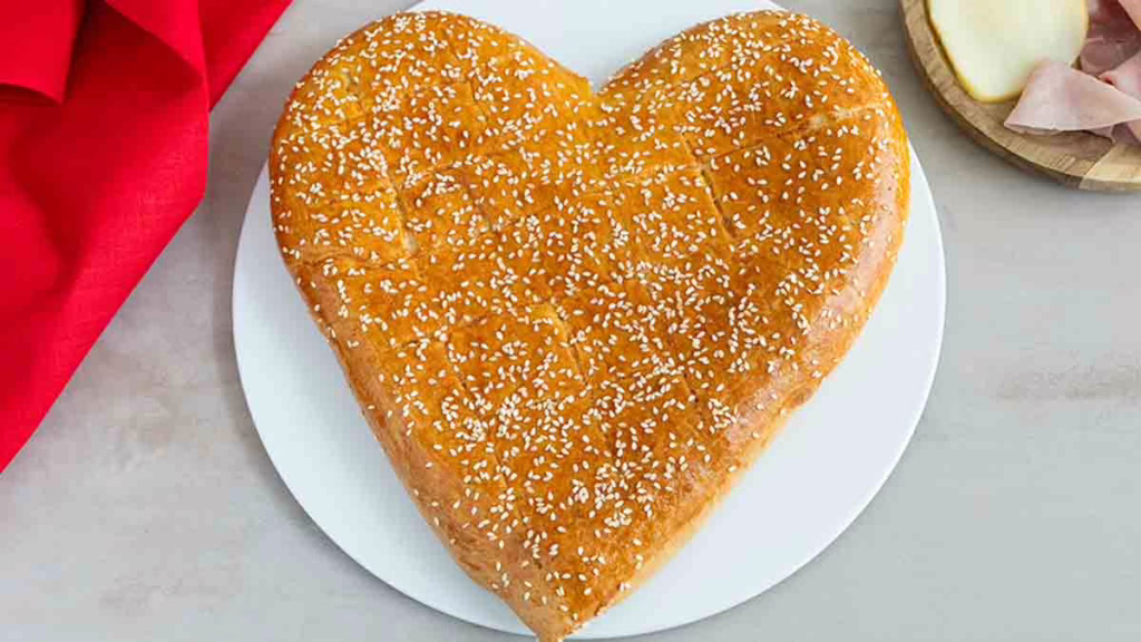 focaccia farcie salée en forme de cœur