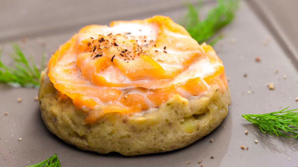 Avec ces pancakes, j'ai fait sensation: courgettes, pommes de terre et saumon, une manière ingénieuse et rapide de briller en cuisine.