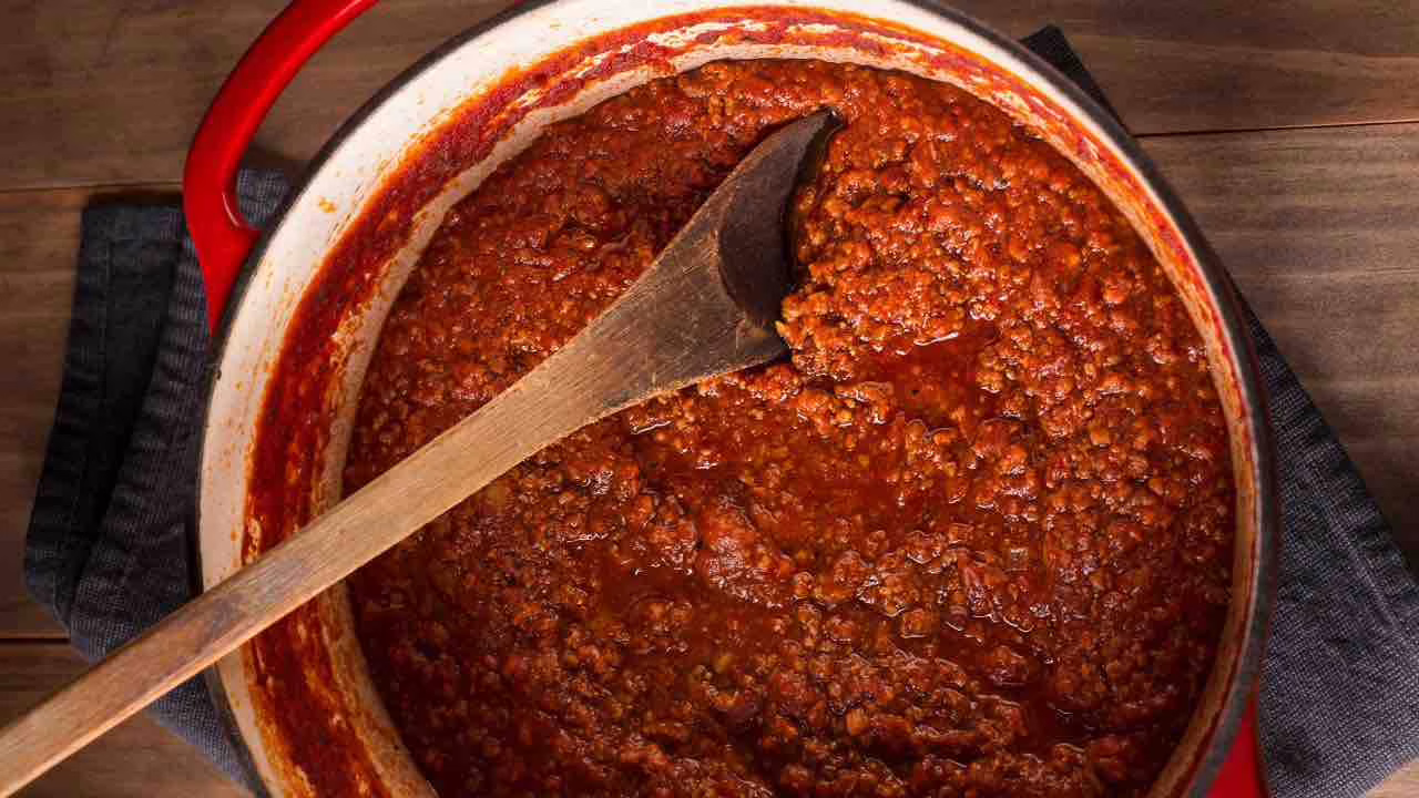 Chaque année, je m'y prends une semaine à l'avance : je prépare le ragoût de Pâques et des lasagnes si délicieuses que mes sœurs viennent de toute la France pour les déguster.